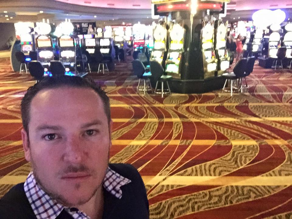 MIENTRAS EN MI HOTEL EN LAS VEGAS TODOS YA DUERMEN LA FIESTA YA ESTAMOS SALIENDO A PREPARARNOS