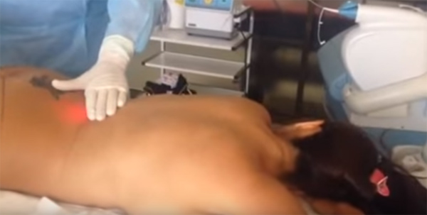 Esos rollitos en la espalda tan molestos que ni con ejercicio desaparecen