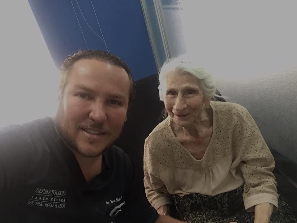 Hoy me pidieron un selfie esta linda señora que con sus noventa y tantos años