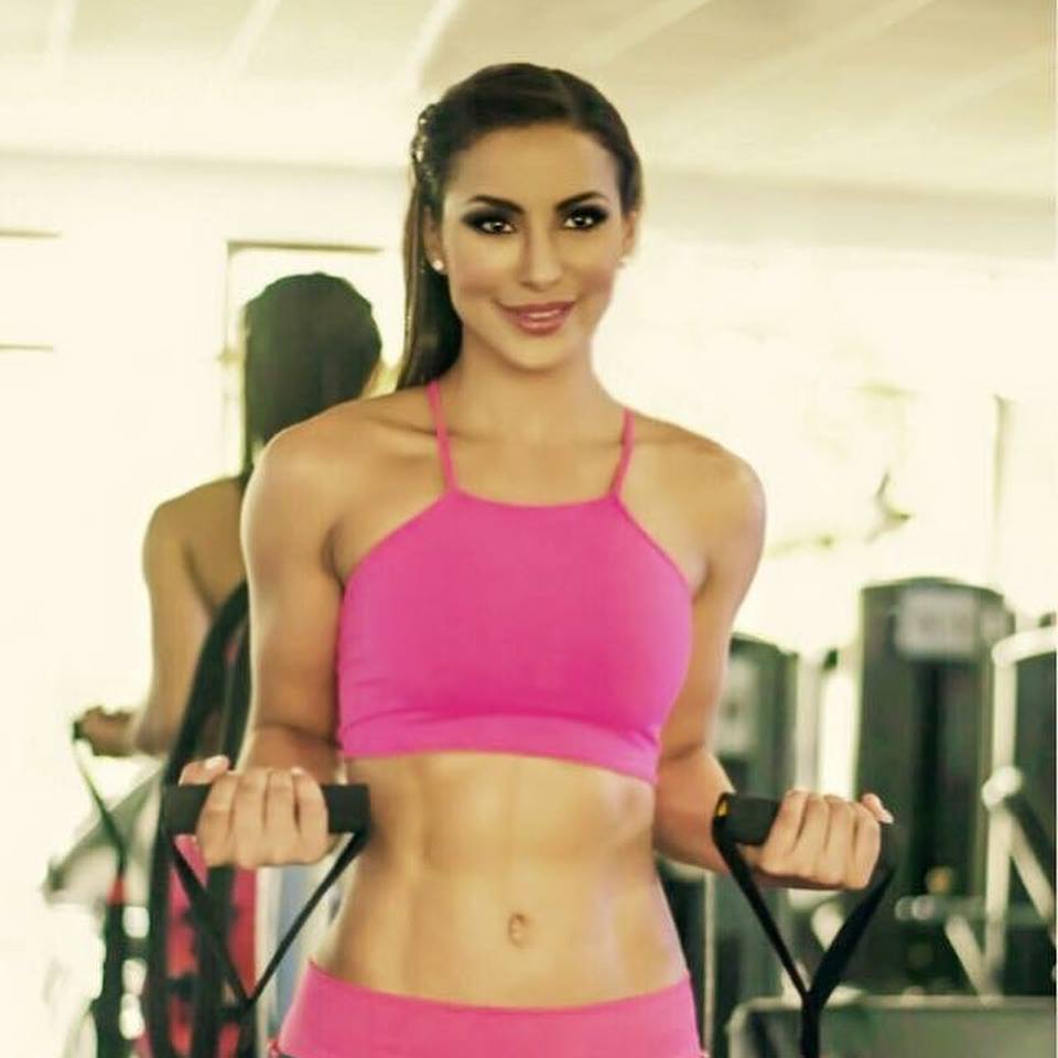 La guapa modelo y cantante Yeiny Mora
