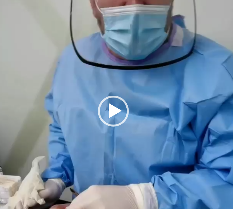 Realizando una cirugía con todas las medidas de seguridad, siguiendo los protocolos del Ministerio de Salud.